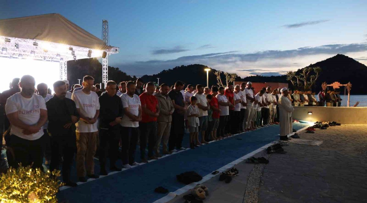 Marmaris'te Tatilciler Sahilde Milli Maç İçin Buluştu - Foto 2