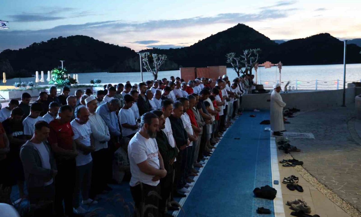 Marmaris'te Tatilciler Sahilde Milli Maç İçin Buluştu - Foto 3