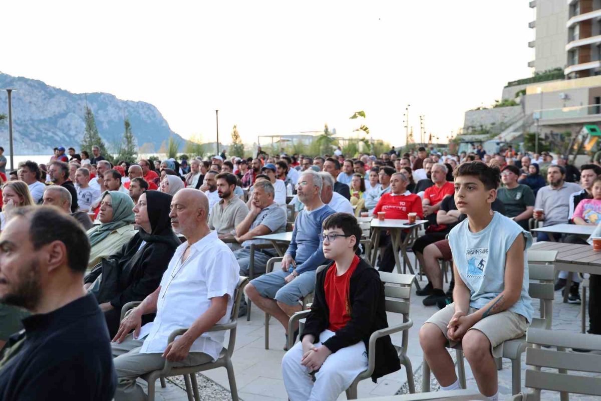 Marmaris'te Tatilciler Sahilde Milli Maç İçin Buluştu - Foto 6