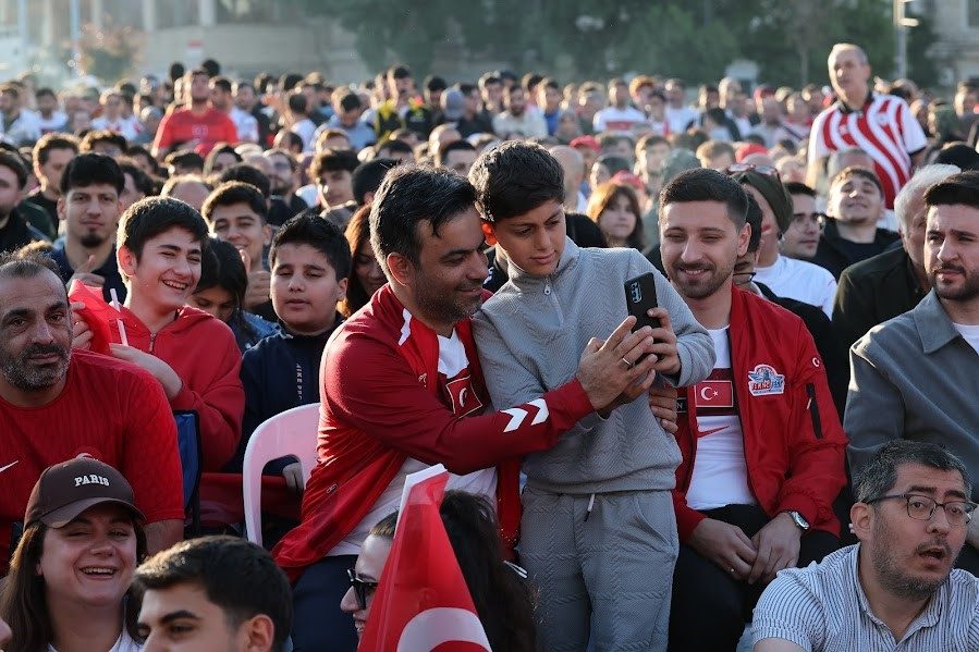 Milli maç heyecanı Bağcılar Meydanı’nda yaşandı - Foto 3