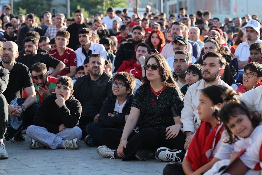 Milli maç heyecanı Bağcılar Meydanı’nda yaşandı - Foto 4
