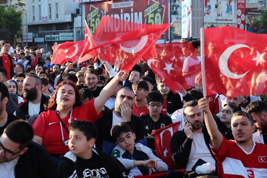 Milli maç heyecanı Bağcılar Meydanı’nda yaşandı - Foto 5