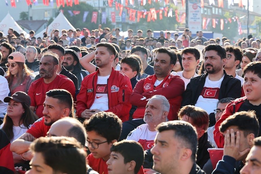 Milli maç heyecanı Bağcılar Meydanı’nda yaşandı - Foto 6