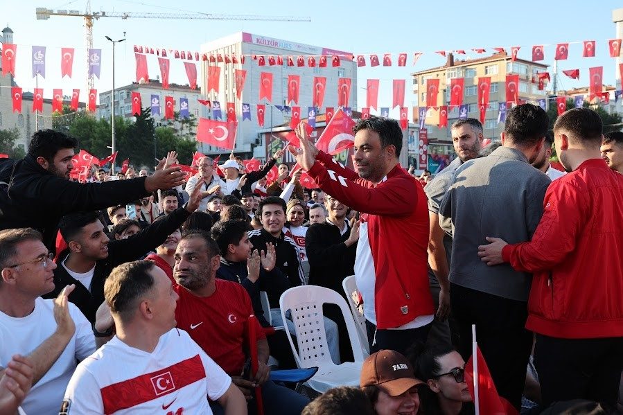 Milli maç heyecanı Bağcılar Meydanı’nda yaşandı - Foto 7