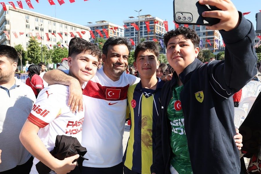 Milli maç heyecanı Bağcılar Meydanı’nda yaşandı - Foto 8