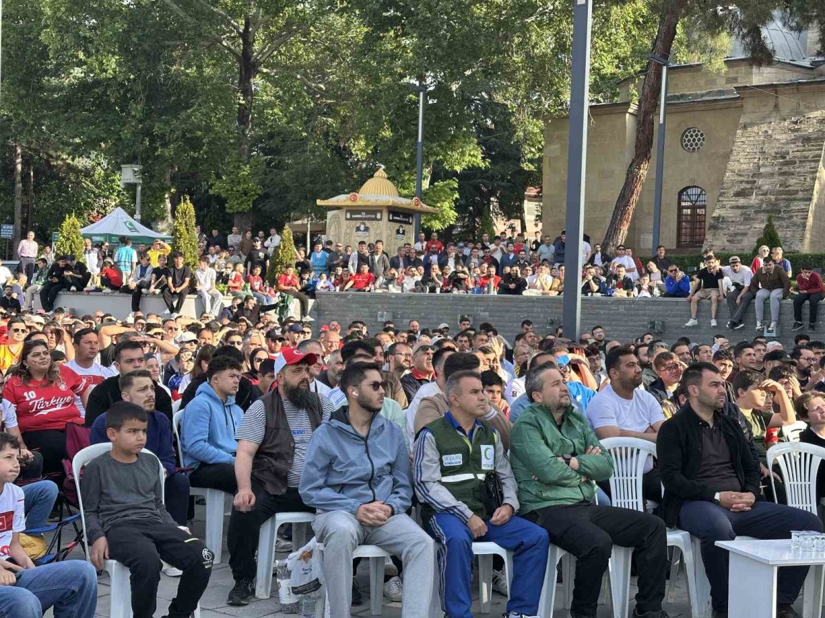 Milli maç heyecanı Çankırı’da dev ekranda yaşanıyor - Foto 5
