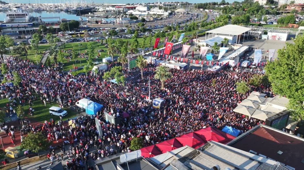 Milli maç heyecanı Pendik Sahili’nde doyasıya yaşandı - Foto 2