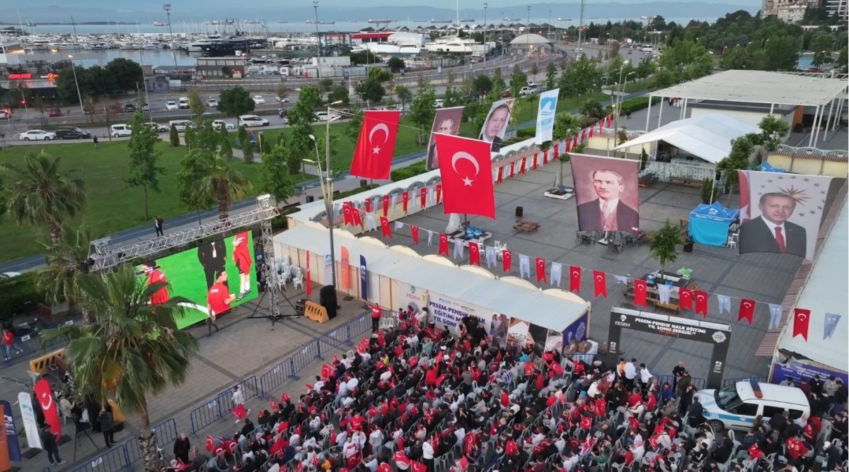Milli maç heyecanı Pendik Sahili’nde doyasıya yaşandı