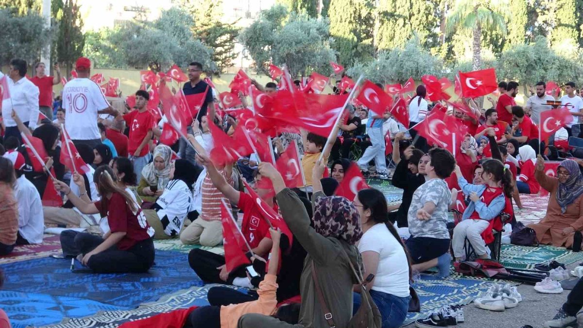 Milli maç heyecanını İHL bahçesinde dev ekranda izlediler - Foto 2