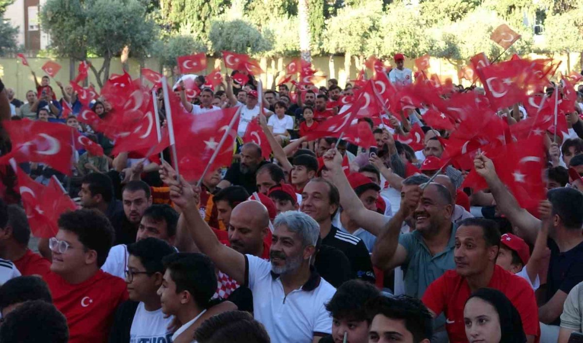 Milli maç heyecanını İHL bahçesinde dev ekranda izlediler - Foto 3
