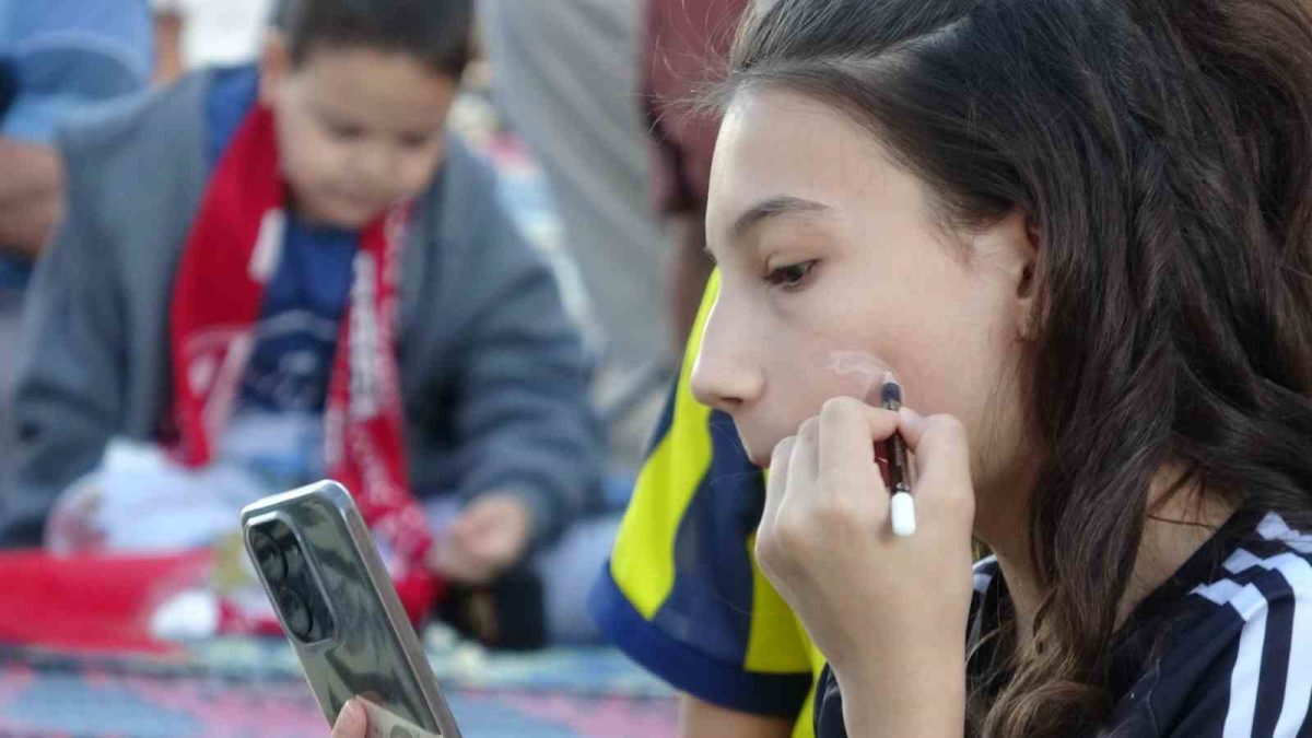 Milli maç heyecanını İHL bahçesinde dev ekranda izlediler - Foto 4