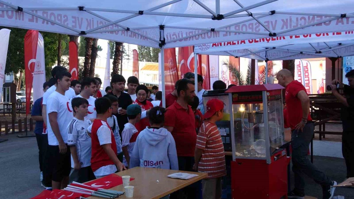 Milli maç heyecanını İHL bahçesinde dev ekranda izlediler - Foto 5