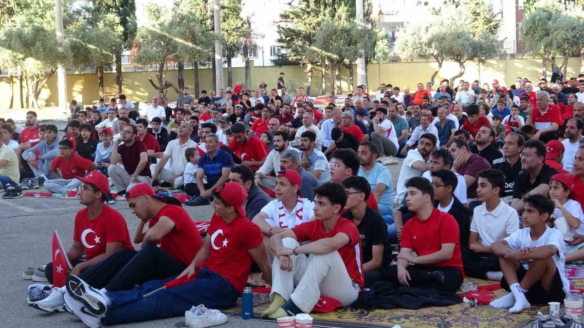 Milli maç heyecanını İHL bahçesinde dev ekranda izlediler - Foto 6