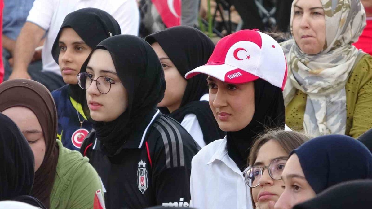 Milli maç heyecanını İHL bahçesinde dev ekranda izlediler - Foto 7