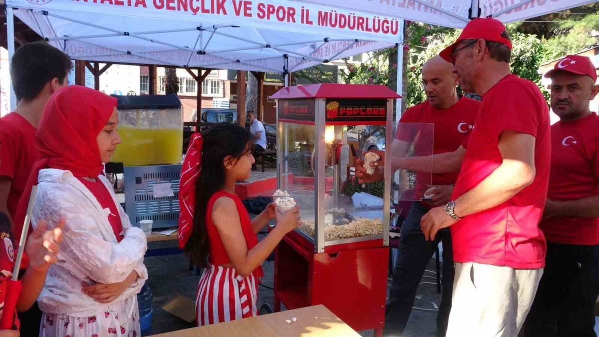 Milli maç heyecanını İHL bahçesinde dev ekranda izlediler - Foto 8