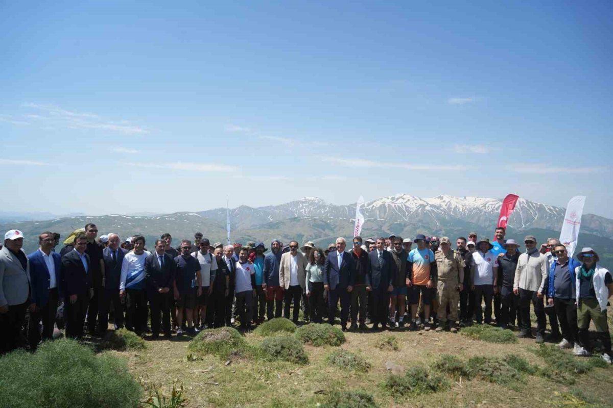 Muş'ta Türkiye Yamaç Paraşütü Mesafe Yarışması Başladı - Foto 4