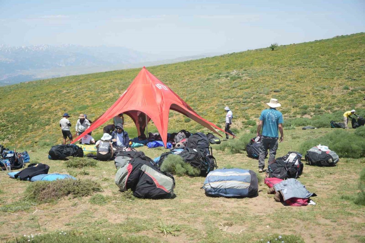 Muş'ta Türkiye Yamaç Paraşütü Mesafe Yarışması Başladı - Foto 5