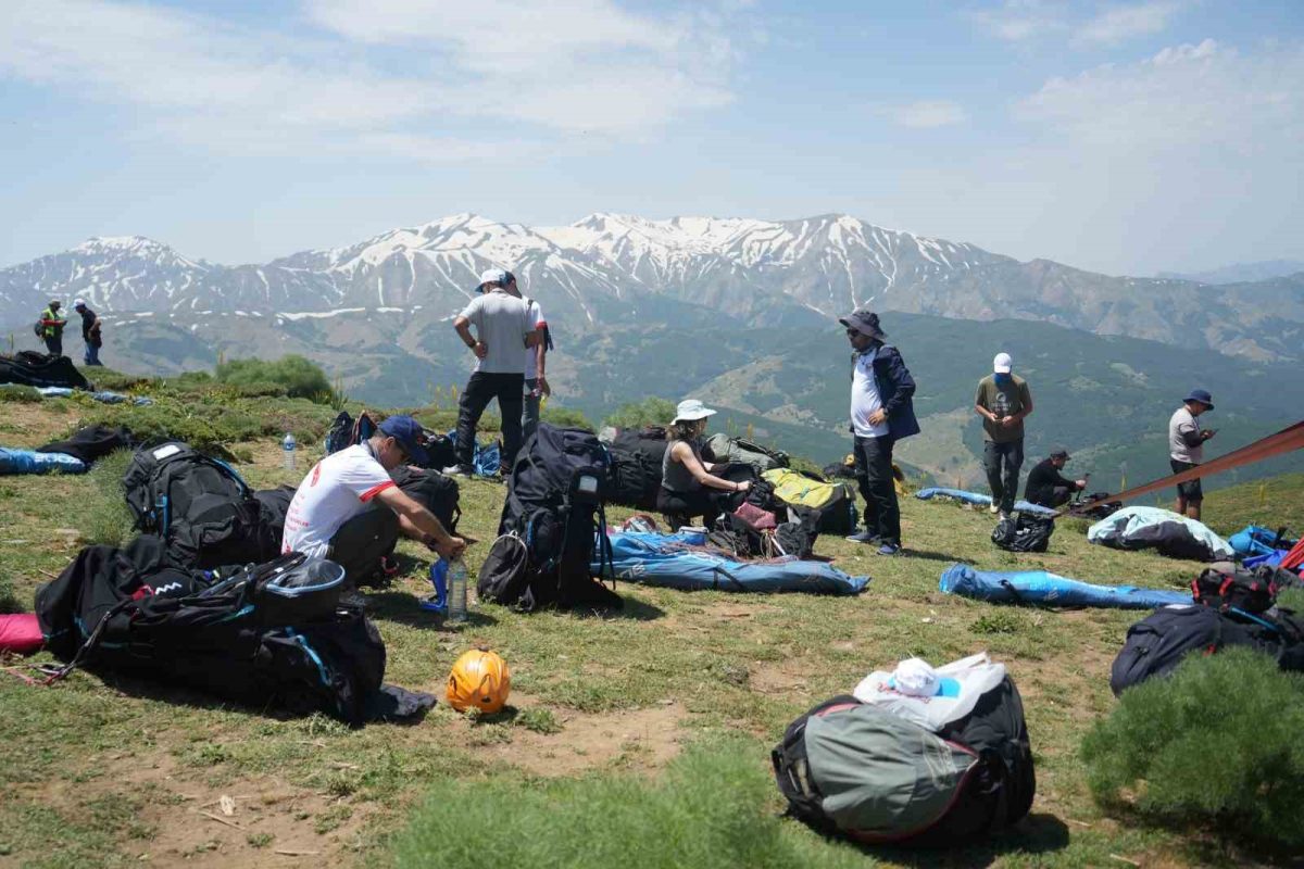 Muş'ta Türkiye Yamaç Paraşütü Mesafe Yarışması Başladı - Foto 6