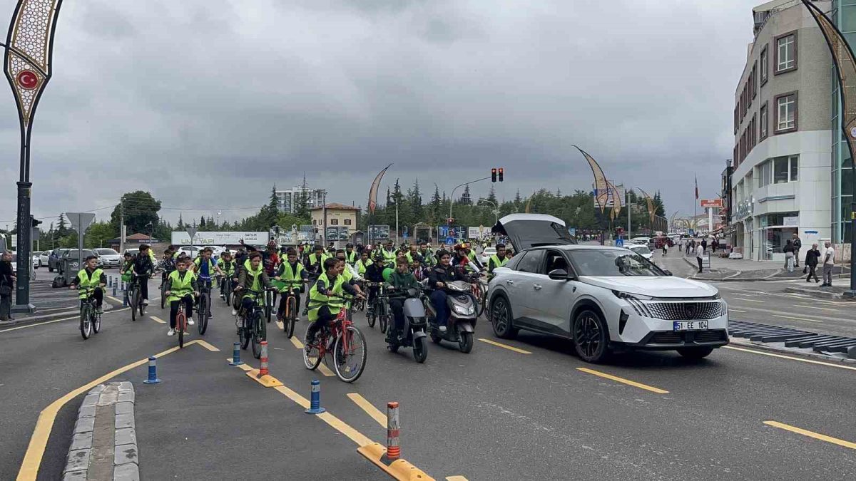 Niğde’de yüzlerce bisiklet tutkunu sağlıklı yaşam için pedal çevirdi