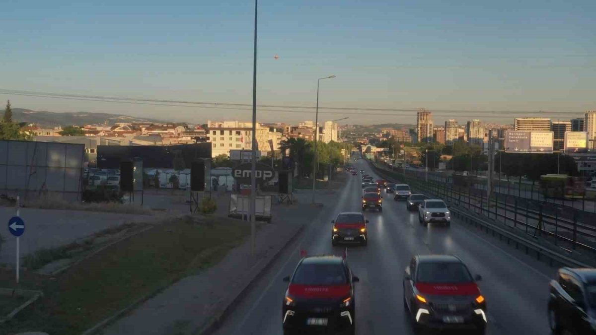 (Özel) Bursa’da A Milli Takım coşkusu sokaklara taştı, 250 araçlık konvoy kenti turladı - Foto 2