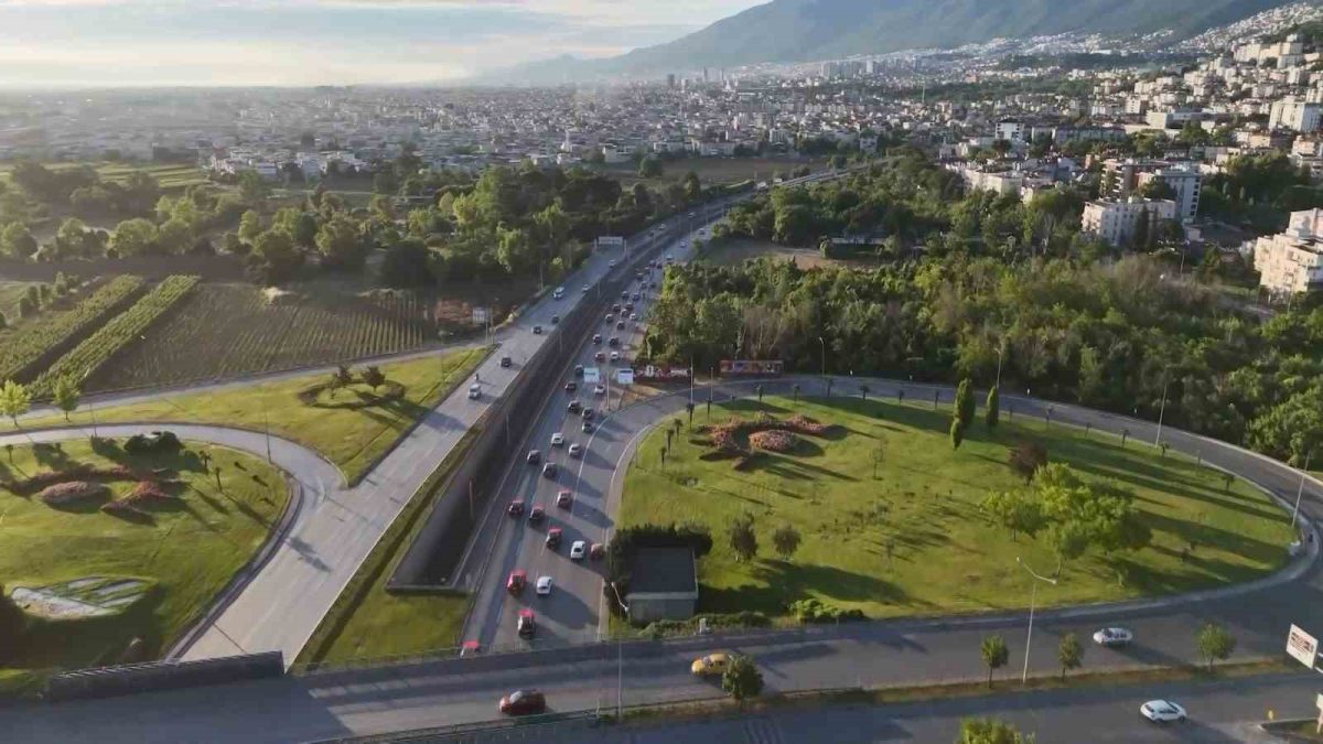 (Özel) Bursa’da A Milli Takım coşkusu sokaklara taştı, 250 araçlık konvoy kenti turladı - Foto 4