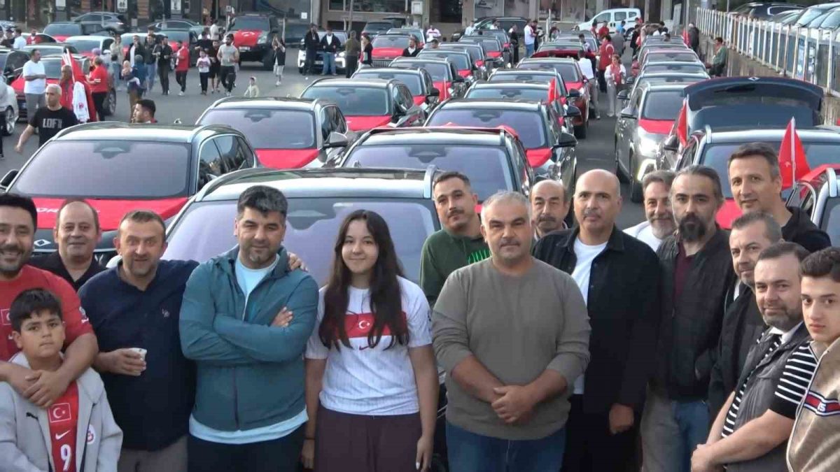 (Özel) Bursa’da A Milli Takım coşkusu sokaklara taştı, 250 araçlık konvoy kenti turladı - Foto 5