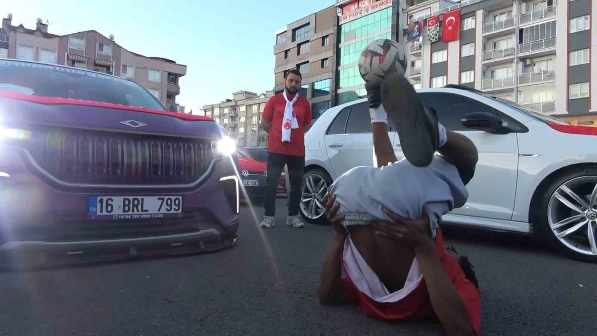 (Özel) Bursa’da A Milli Takım coşkusu sokaklara taştı, 250 araçlık konvoy kenti turladı - Foto 7