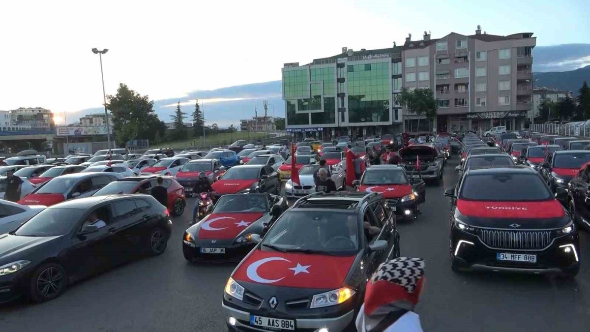 (Özel) Bursa’da A Milli Takım coşkusu sokaklara taştı, 250 araçlık konvoy kenti turladı - Foto 8