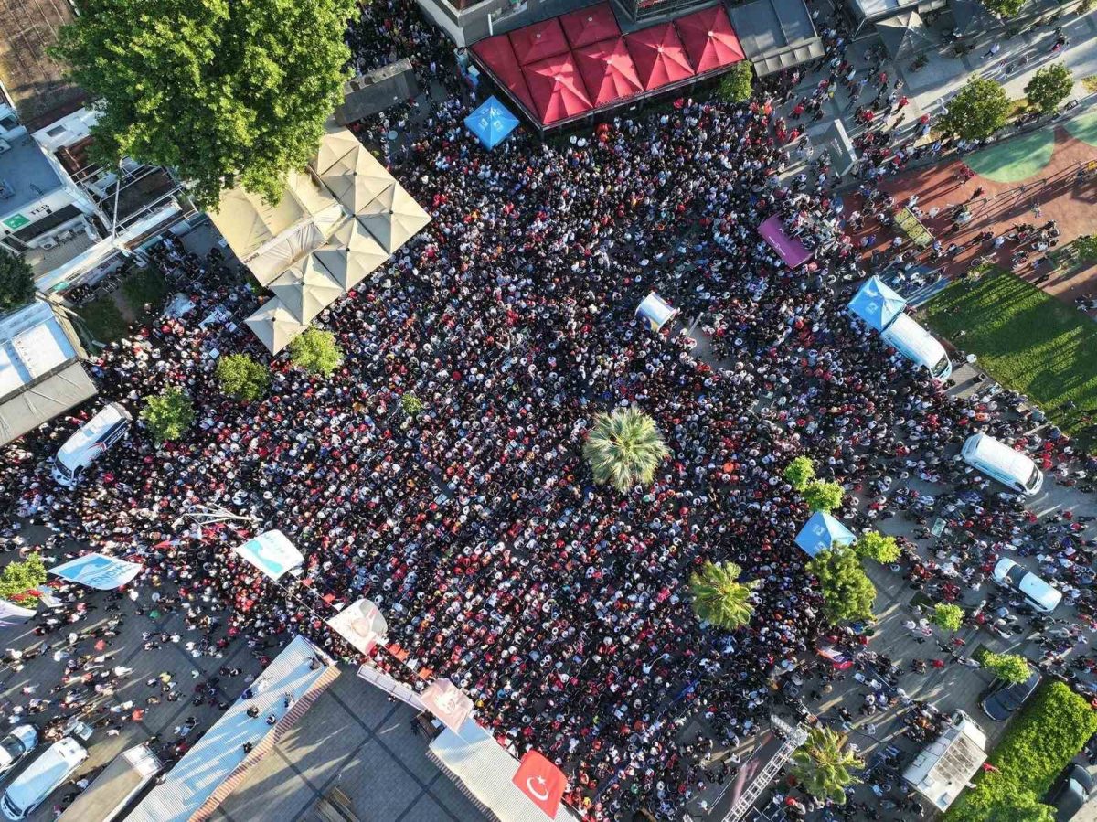 Pendik’te 20 bin kişilik milli heyecan havadan görüntülendi - Foto 3