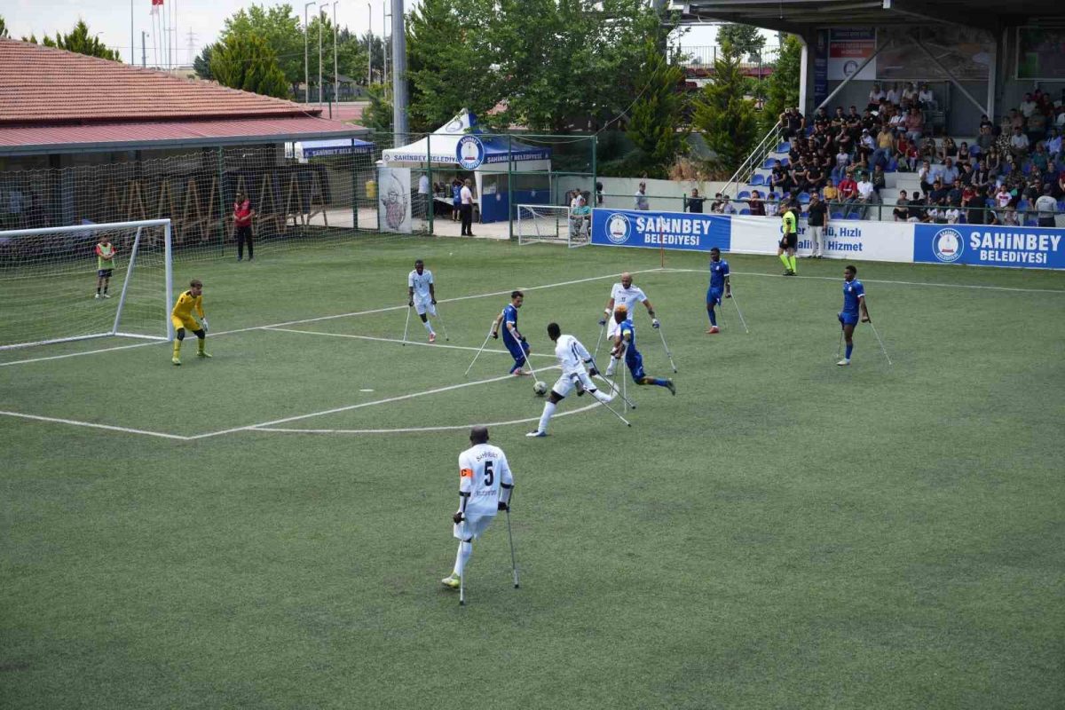 Şahinbey Ampute Futbol Takımı şampiyonluk kupasını kaldırdı - Foto 2