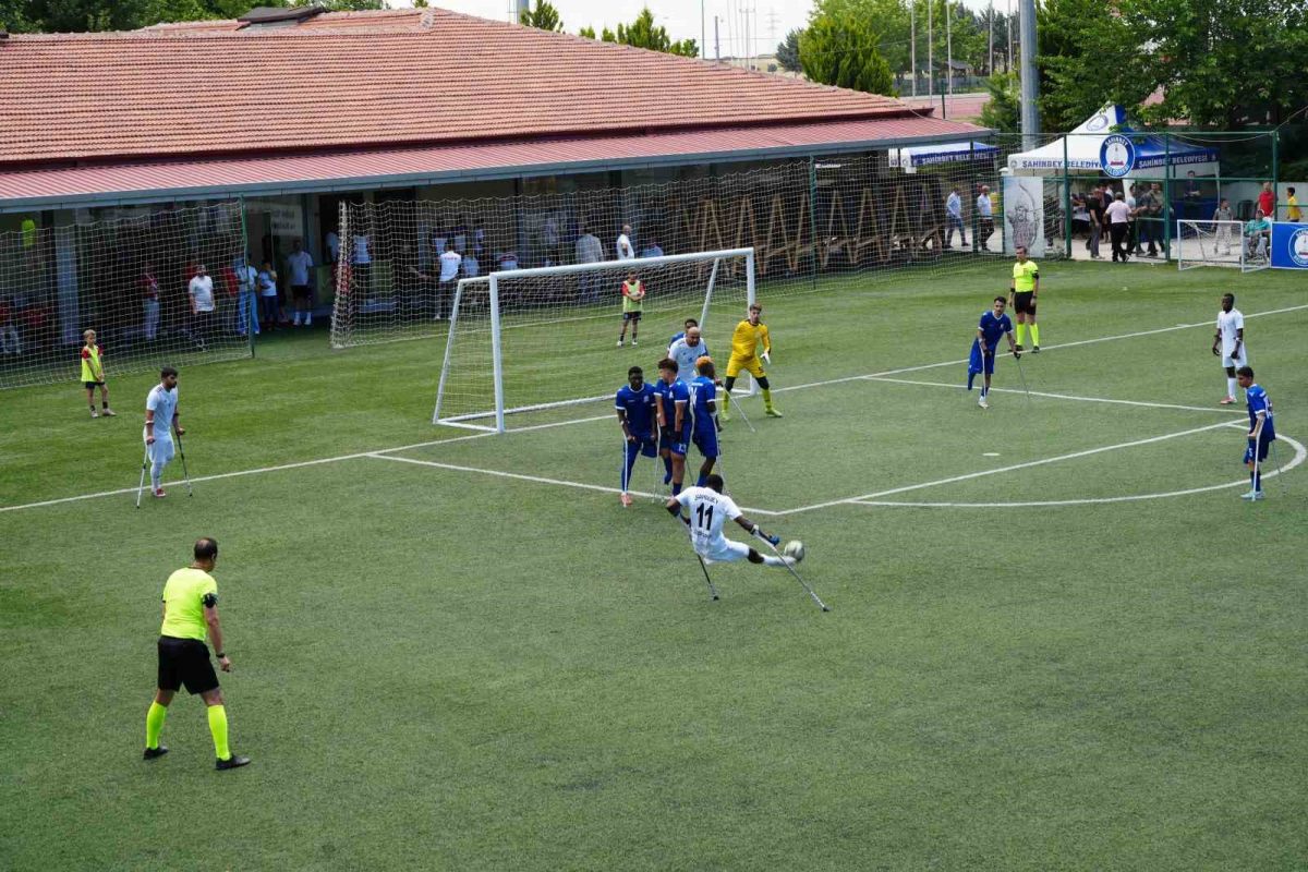 Şahinbey Ampute Futbol Takımı şampiyonluk kupasını kaldırdı - Foto 3