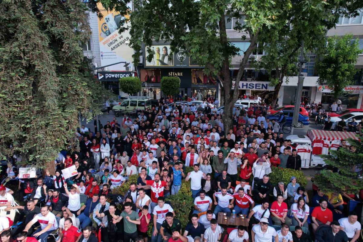 Sakaryalılar kırmızı beyazları giyip dev ekranda milli takım heyecanı yaşadı - Foto 2