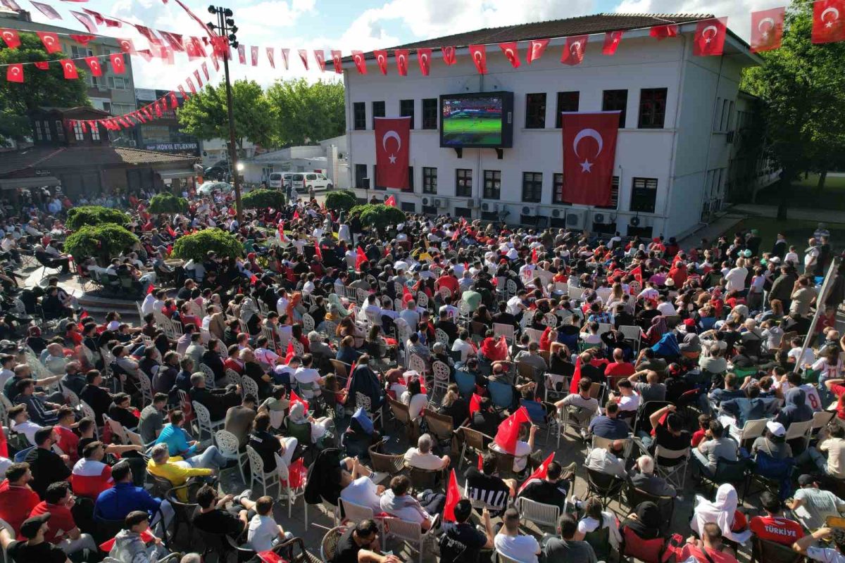 Sakaryalılar kırmızı beyazları giyip dev ekranda milli takım heyecanı yaşadı - Foto 3