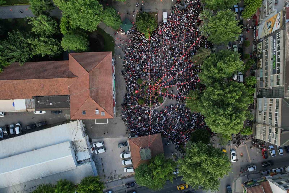 Sakaryalılar kırmızı beyazları giyip dev ekranda milli takım heyecanı yaşadı - Foto 4