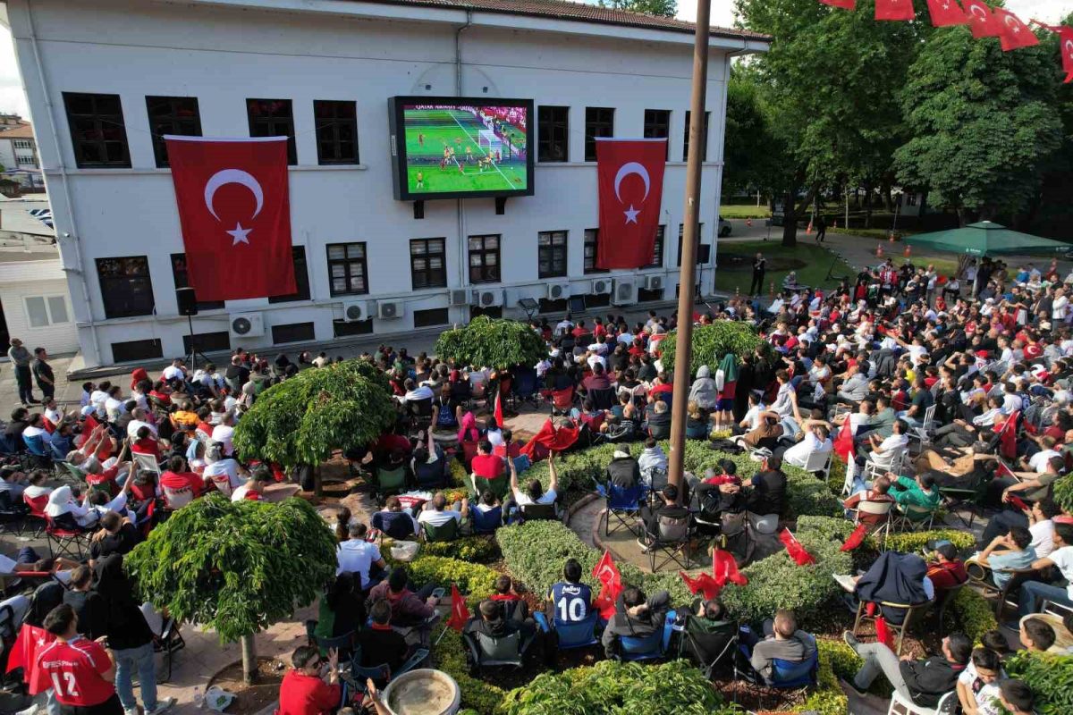 Sakaryalılar kırmızı beyazları giyip dev ekranda milli takım heyecanı yaşadı - Foto 5