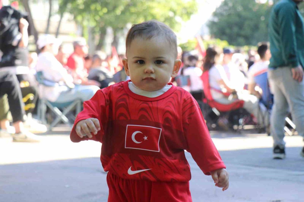 Sakaryalılar kırmızı beyazları giyip dev ekranda milli takım heyecanı yaşadı - Foto 6