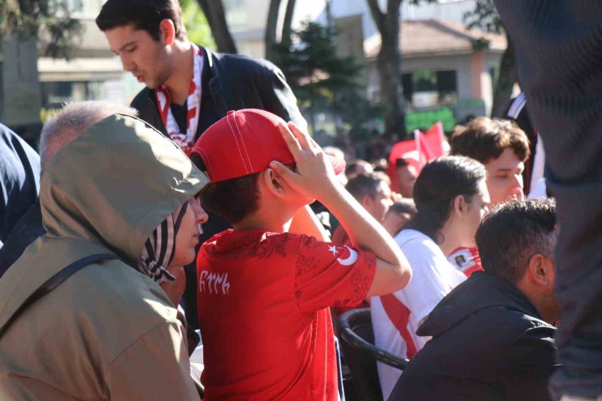 Sakaryalılar kırmızı beyazları giyip dev ekranda milli takım heyecanı yaşadı - Foto 7