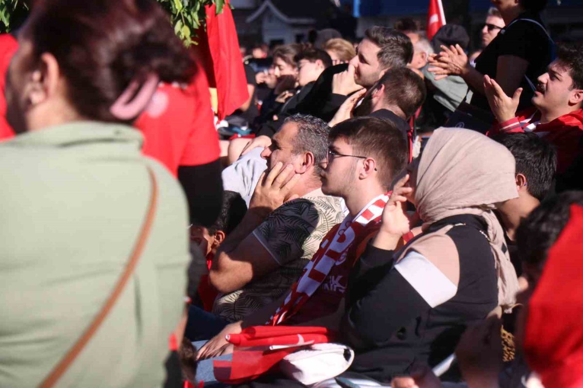 Sakaryalılar kırmızı beyazları giyip dev ekranda milli takım heyecanı yaşadı - Foto 8