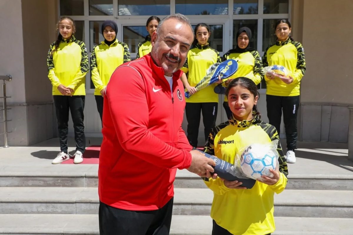 Sivas'ta Başarılı Okullara Spor Malzemesi Desteği - Foto 3