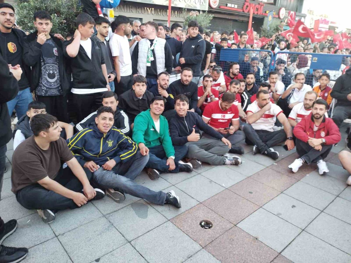 Sultanbeyli Kent Meydanı’nda vatandaşlar milli takım için tek yürek oldular - Foto 2