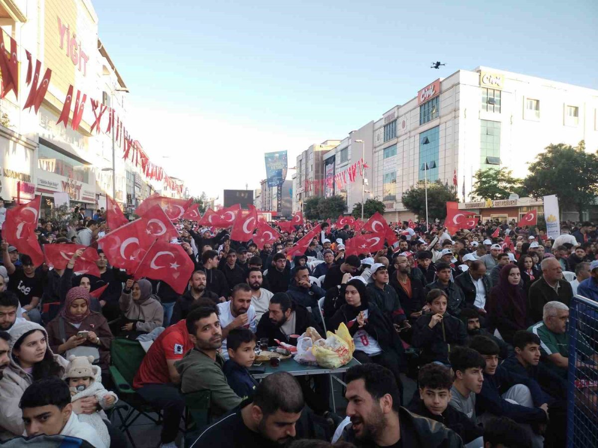 Sultanbeyli Kent Meydanı’nda vatandaşlar milli takım için tek yürek oldular - Foto 3