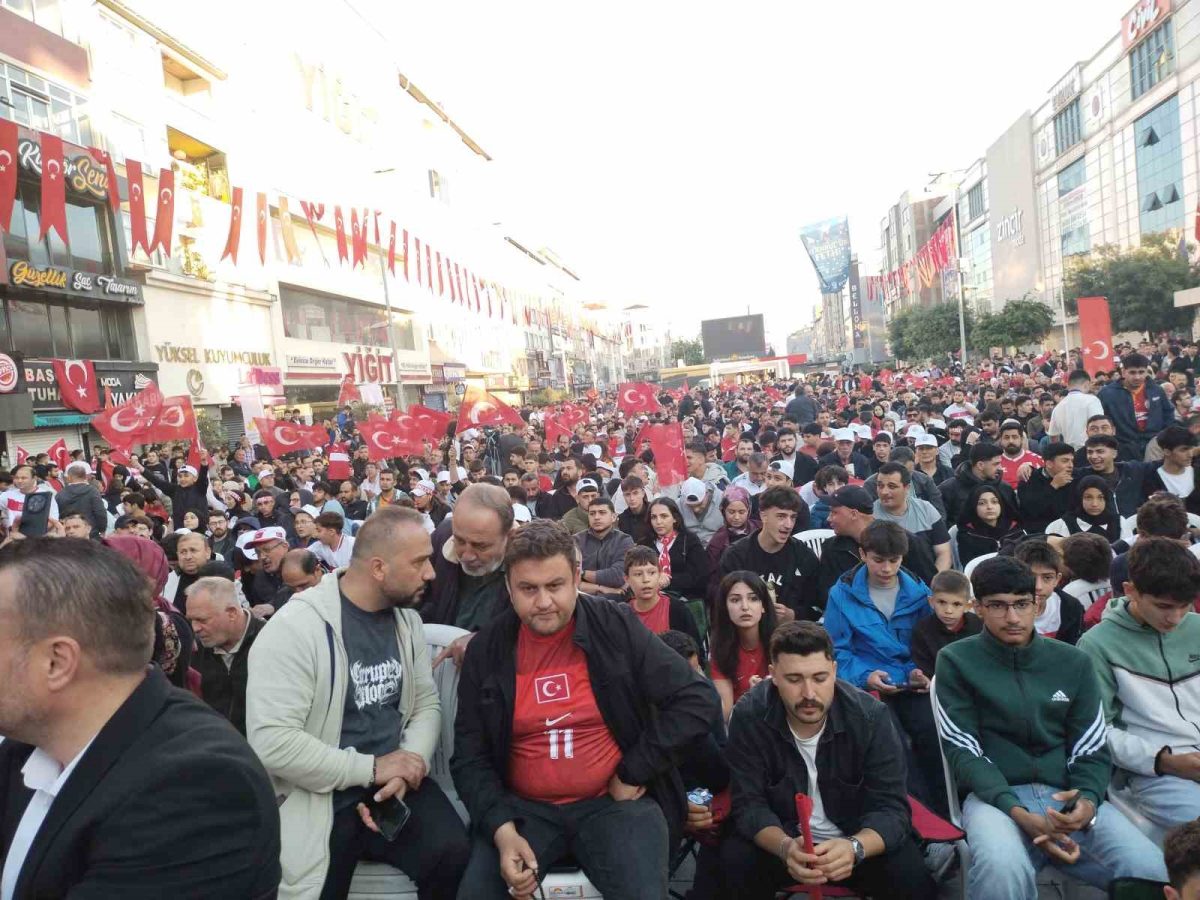 Sultanbeyli Kent Meydanı’nda vatandaşlar milli takım için tek yürek oldular - Foto 4