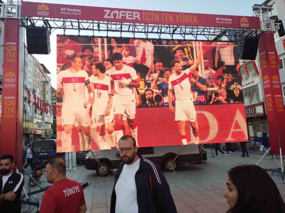 Sultanbeyli Kent Meydanı’nda vatandaşlar milli takım için tek yürek oldular - Foto 5
