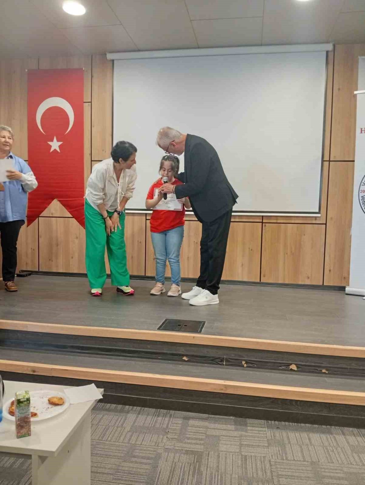 Türkiye Down Sendromu Derneği ve Veteran Hentbolcular Derneği’nden anlamlı sertifika töreni - Foto 3