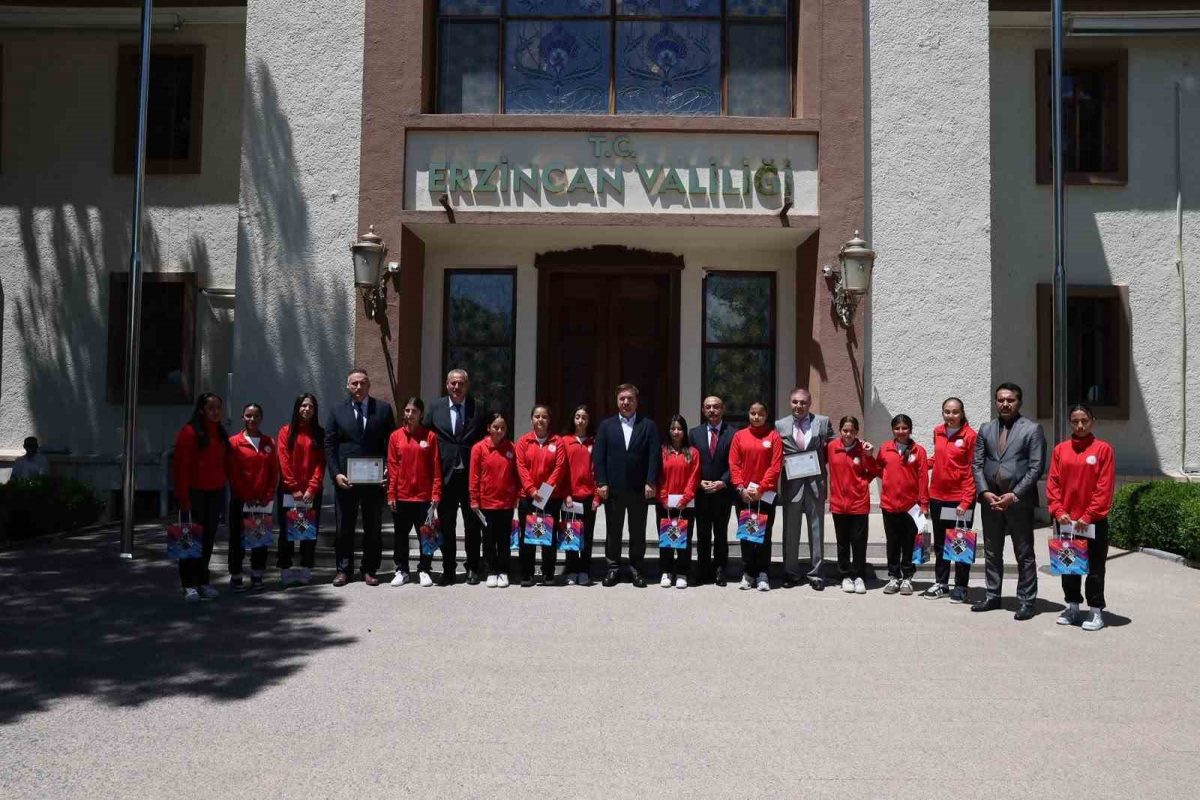 Vali Aydoğdu, Türkiye Şampiyonası’na hazırlanan futsal takımını ağırladı - Foto 2
