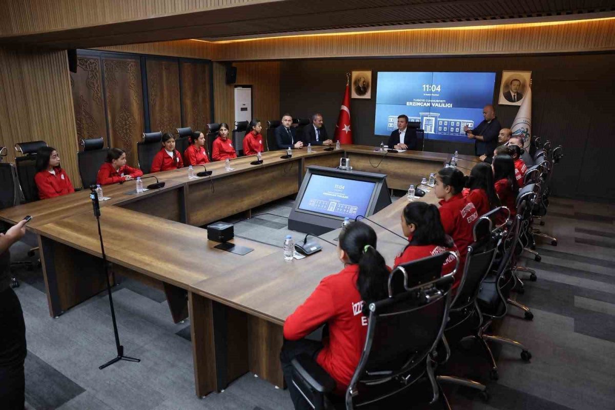 Vali Aydoğdu, Türkiye Şampiyonası’na hazırlanan futsal takımını ağırladı - Foto 3