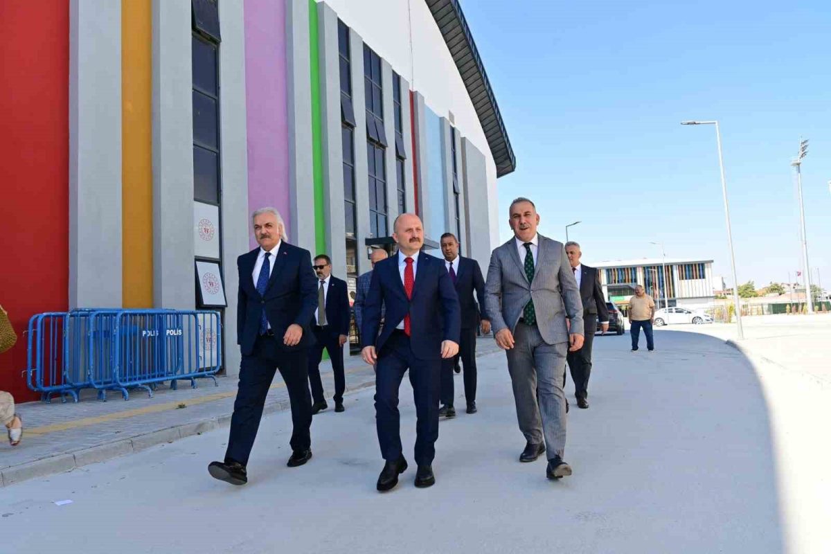 Vali Varol, Söke Gençlik ve Spor Kompleksi’nde incelemelerde bulundu