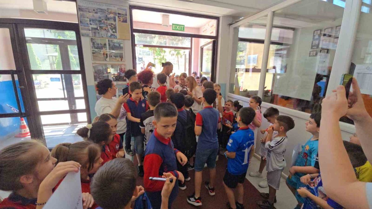 Vedat Muriqi'e Prizren'de Öğrencilerden Yoğun İlgi - Foto 2