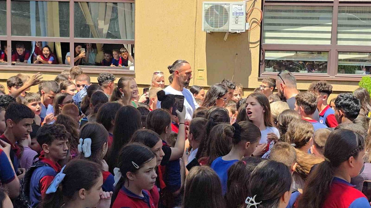 Vedat Muriqi'e Prizren'de Öğrencilerden Yoğun İlgi - Foto 7