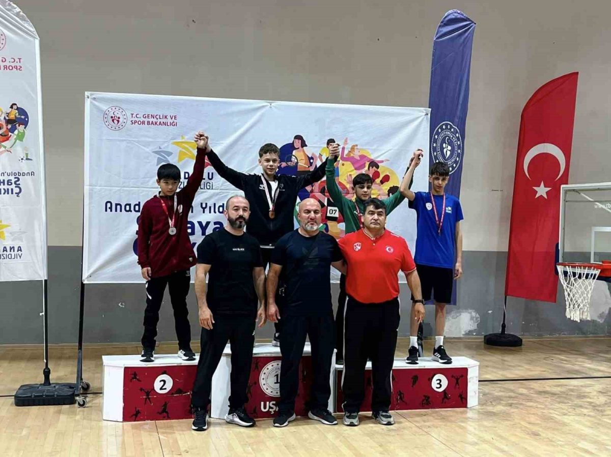 Yunusemreli güreşçilerden Uşak’tan 3 madalya